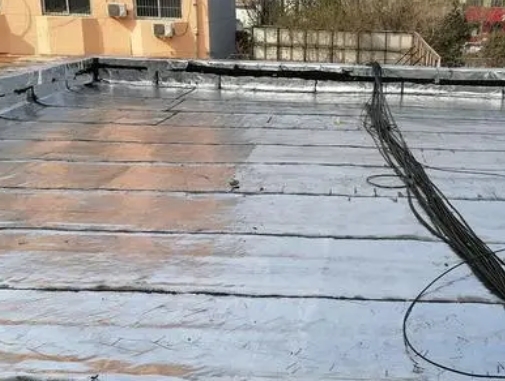 明光卫生间漏水维修公司分享下明光屋面楼顶防水刚性防水层施工要点。